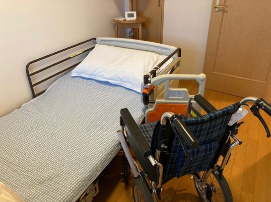 車椅子とベッドの居室