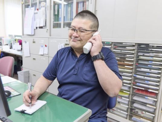 オフィスの男性