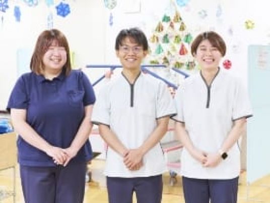 3人のスタッフの笑顔