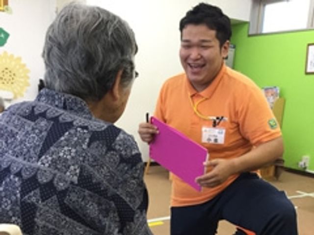 笑顔のスタッフと利用者の室内 スタッフイメージ スタッフとの対話が楽しめる暖かい雰囲気の場所です。笑顔でのコミュニケーションが魅力です。