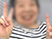 笑顔の人物が中央