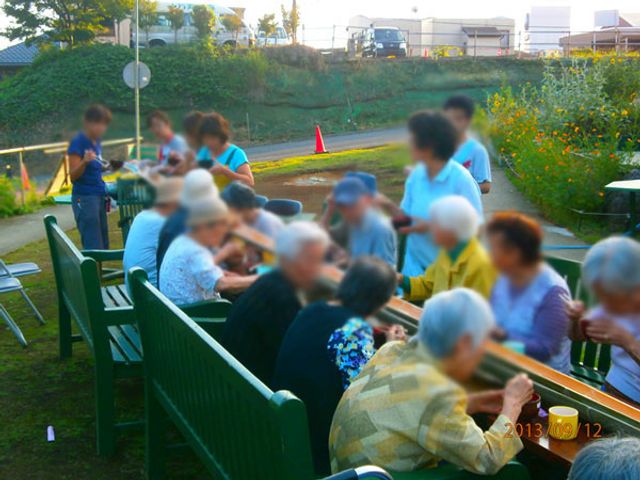 屋外での団らん風景