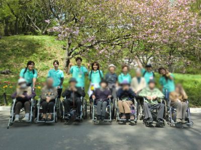 緑豊かな庭園での集合写真