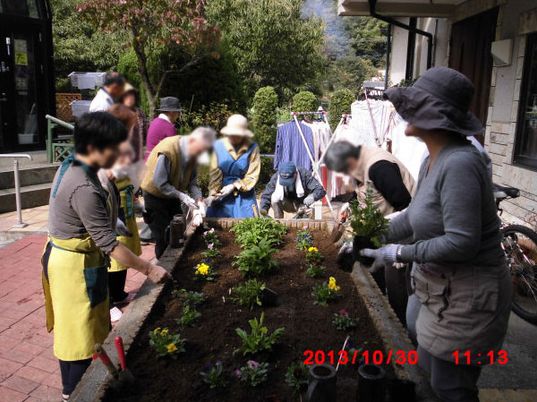 花を植える様子の庭