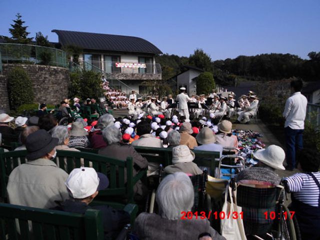 演奏鑑賞する屋外