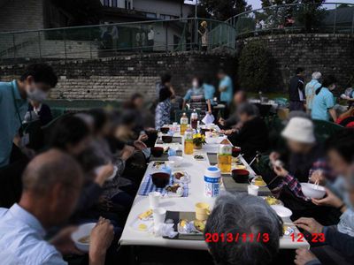賑やかな食事会の様子