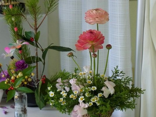 花の飾りがある窓辺  