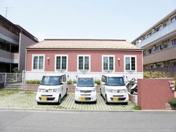 赤い屋根の建物外観