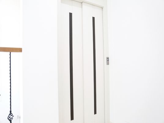 内装面においても、ケガの防止には気配りがあります。ドアはドアノブ開閉式ではなく、引き戸になっています。