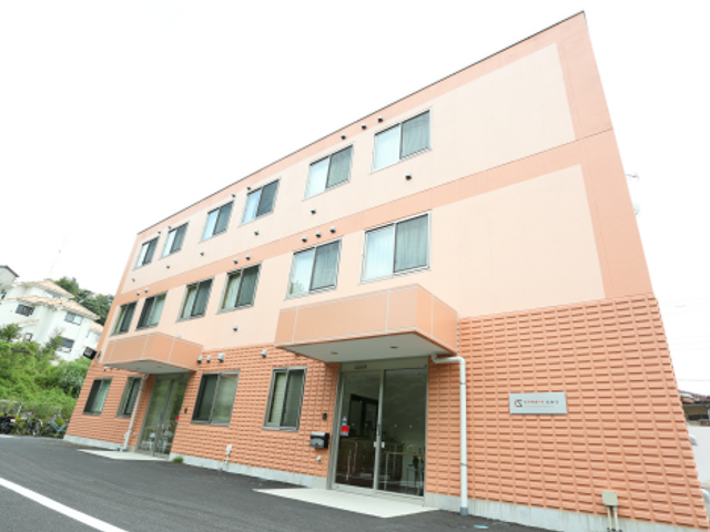 落ち着いた色の外観 ゆとりのあるエントランスが迎える、明るい印象の建物です。ここで新しいお仕事を始めてみませんか。