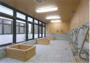 窓の多い浴室空間  