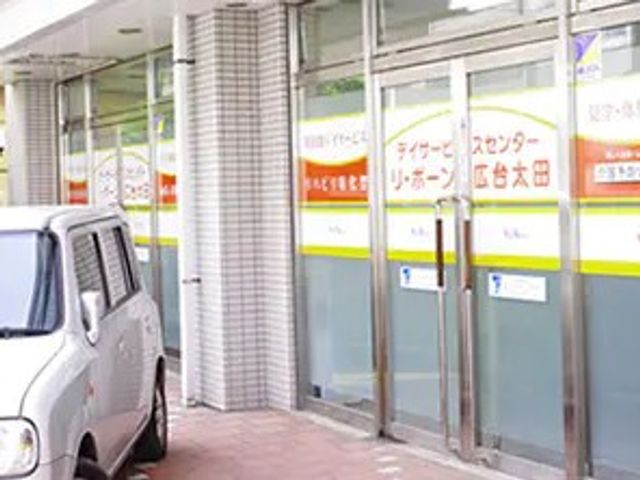 エントランス前の自動ドア エントランス   ガラス張りの出入口で、明るく開放感のあるつくりです。段差が少なく、出入りしやすい印象です。