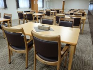 食事エリアの介護職
