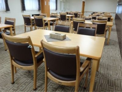 食事エリアの介護職