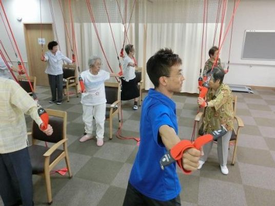 スタッフ指導の運動風景機能訓練室
