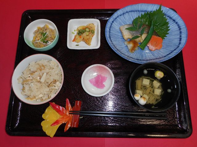 和食膳のランチプレート 料理 季節の食材をふんだんに使った和食膳です。栄養バランスが考えられた献立をお楽しみください。