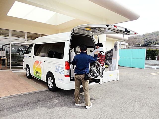 車椅子が載せられる車両 外観 車椅子がスムーズに移動できる専用車両です。安全で快適な通所をサポートします。