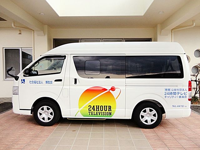 送迎車の停車場 外観   施設前に送迎車が停まっており、出入りのしやすさが伝わります。就業時の送迎対応や搬送の流れをイメージしやすいです。