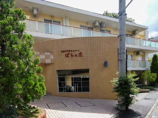 和やかな外観のエントランス