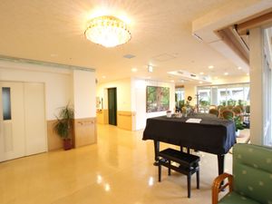 広々とした明るい食堂