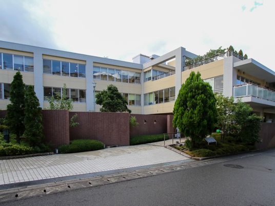 緑豊かな建物外観