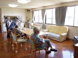 リビングルームで過ごす人々