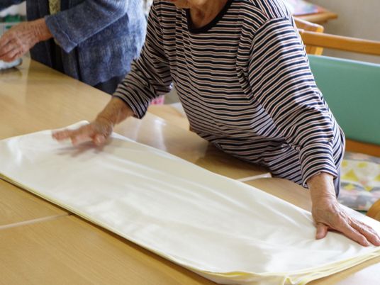 多目的室で布をたたむ様子