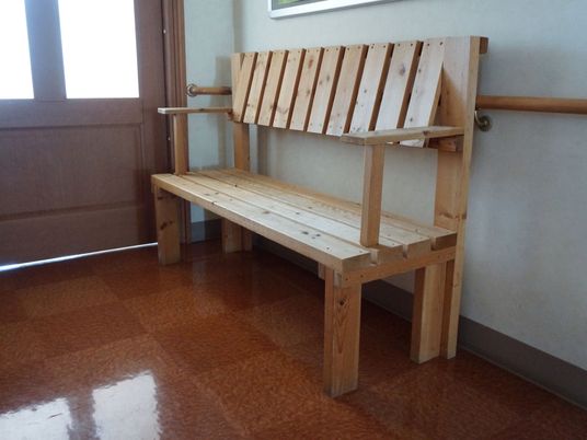廊下に設置された木製ベンチ