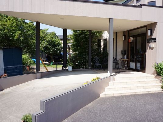 入口が開放的なエントランス