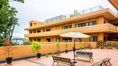 緑豊かで広々とした中庭