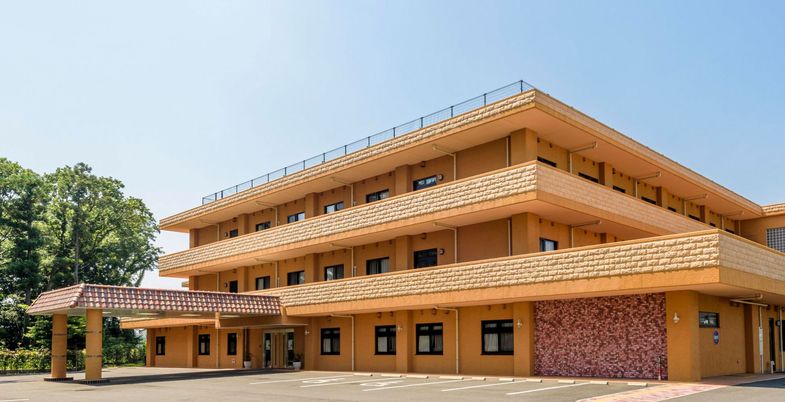 広い駐車場のある建物外観