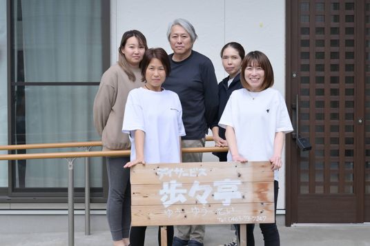 看板前のスタッフ