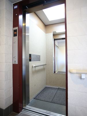 バリアフリー設計のエレベーター