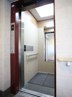 バリアフリー設計のエレベーター