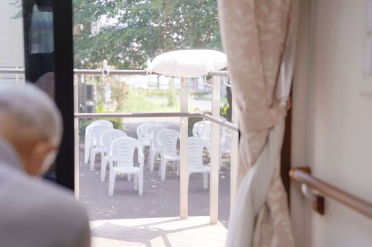 窓際の屋外椅子並んだ風景