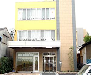 明るい外観の建物