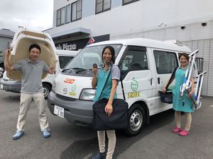 送迎車とスタッフ
