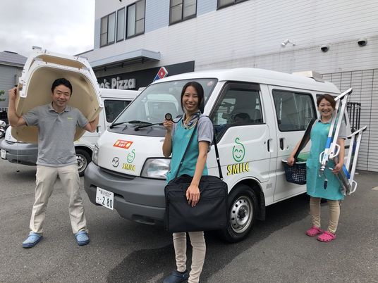送迎車とスタッフ