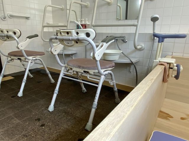 手すり付きの浴室 浴室 手すりが備えられた安全設計の洗い場です。移動がしやすく使いやすい環境が整っています。