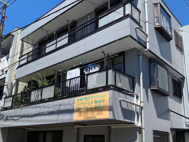 2階建ての建物外観 外観 爽やかな青空の下にたたずむ、使いやすさを感じさせる建物です。自転車や車も利用しやすいです。