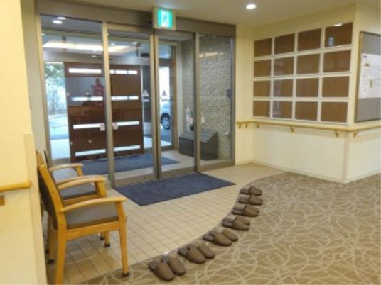 広々とした明るいエントランス