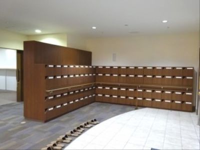 入口付近の明るい靴箱