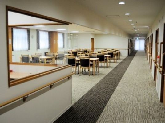 廊下から見た食堂