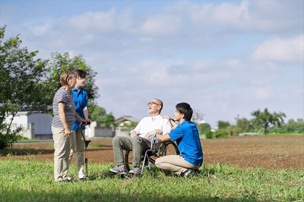 車椅子の老人と職員二人