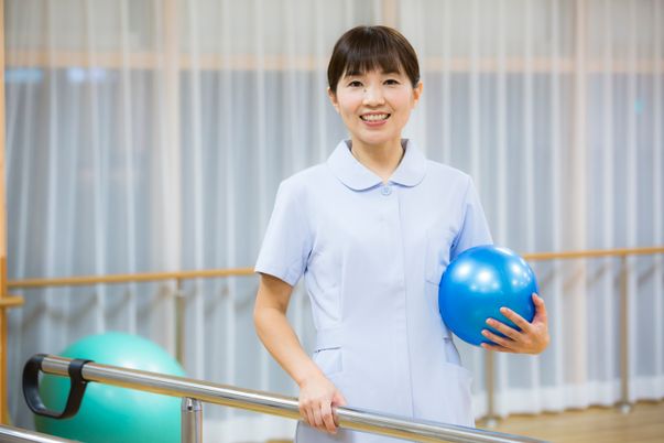 笑顔のスタッフとエクササイズボール