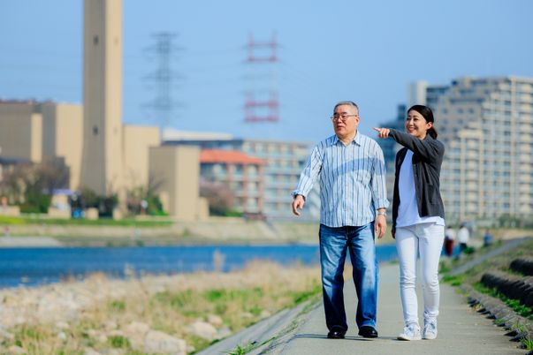 散歩する高齢者とスタッフ