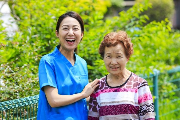 笑顔のスタッフと利用者