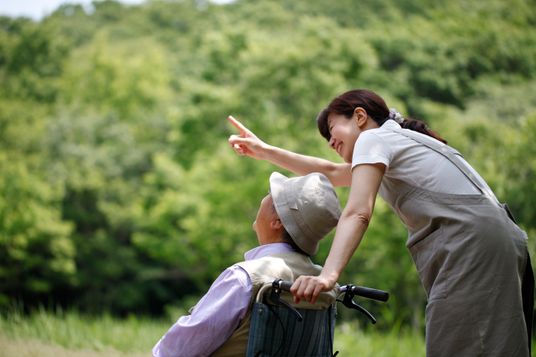 介護職員と利用者の笑顔