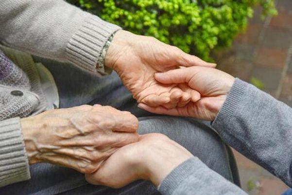 手を繋ぐ優しいシーン