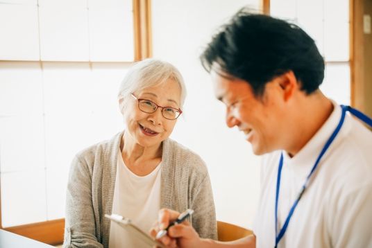 笑顔の利用者と職員